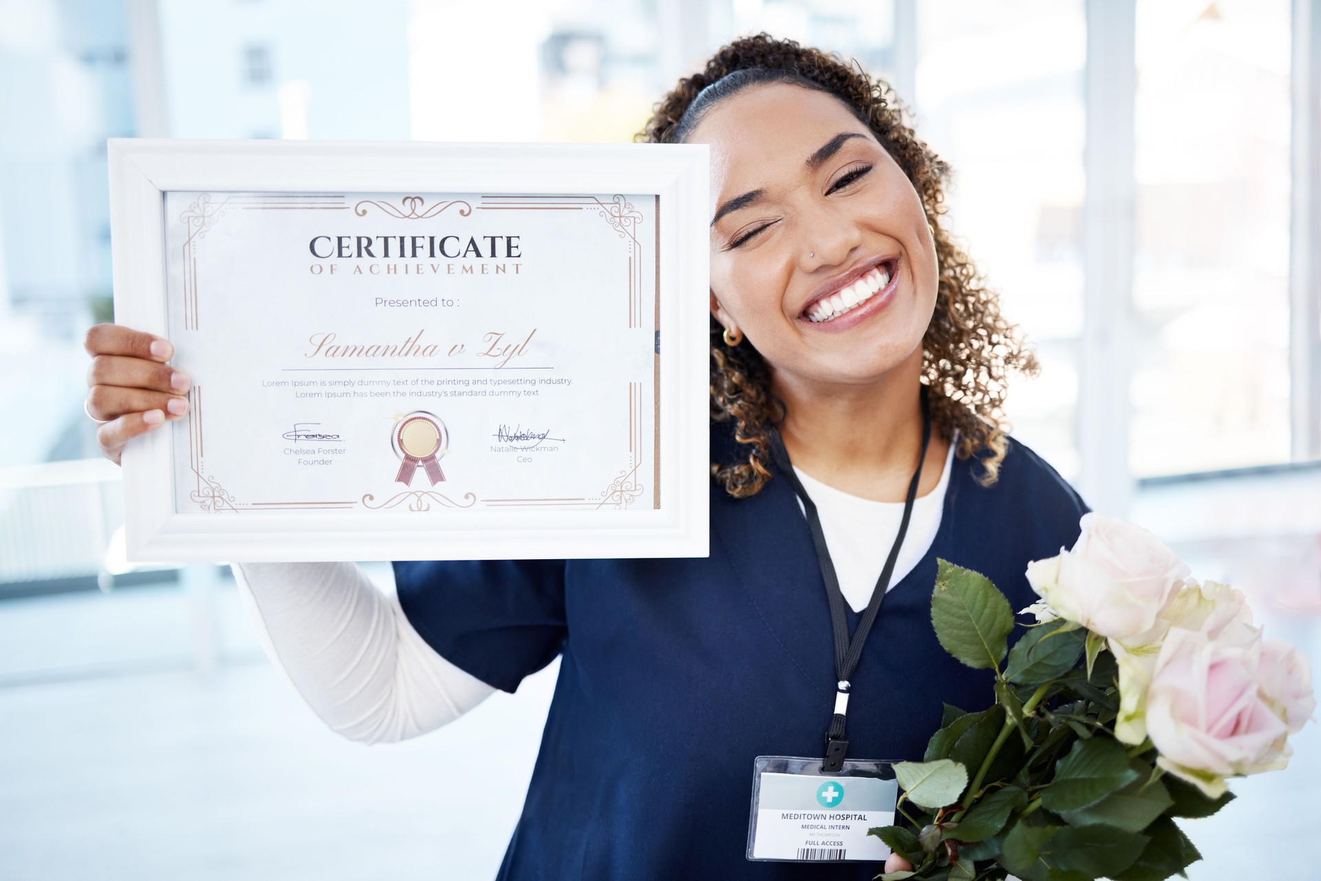 Certificado, flores e retrato com uma mulher negra formada ou enfermeira no hospital, orgulhosa de sua conquista. Sorriso, formatura e qualificação com uma jovem mulher feliz em pé em uma clínica