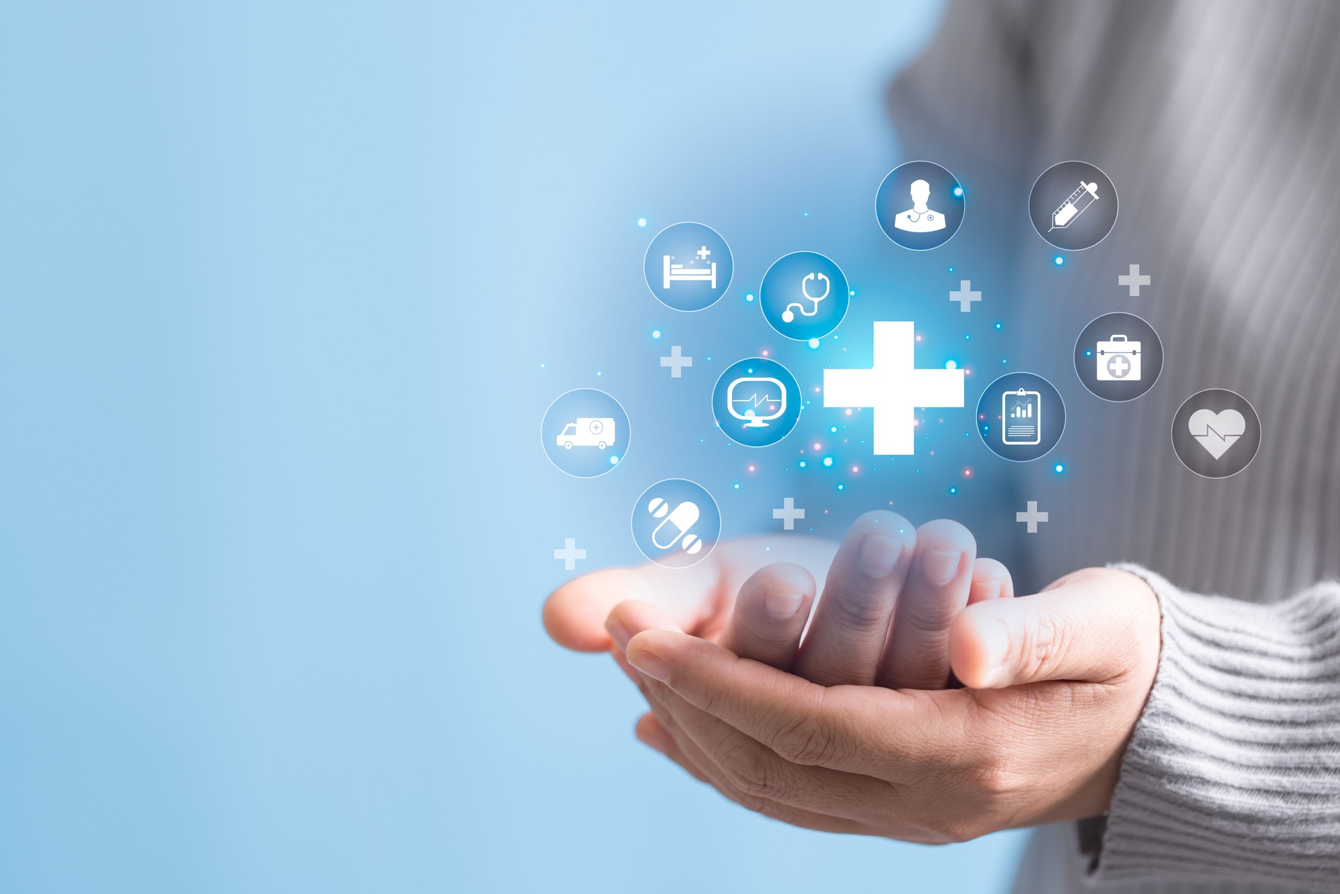 Mulher segurando a mão plus com ícone médico de saúde no fundo azul do céu. Conceito de seguro saúde. Acesso à saúde assistencial e espaço de cópia, farmácia de benefícios, plano de tratamento comunitário.