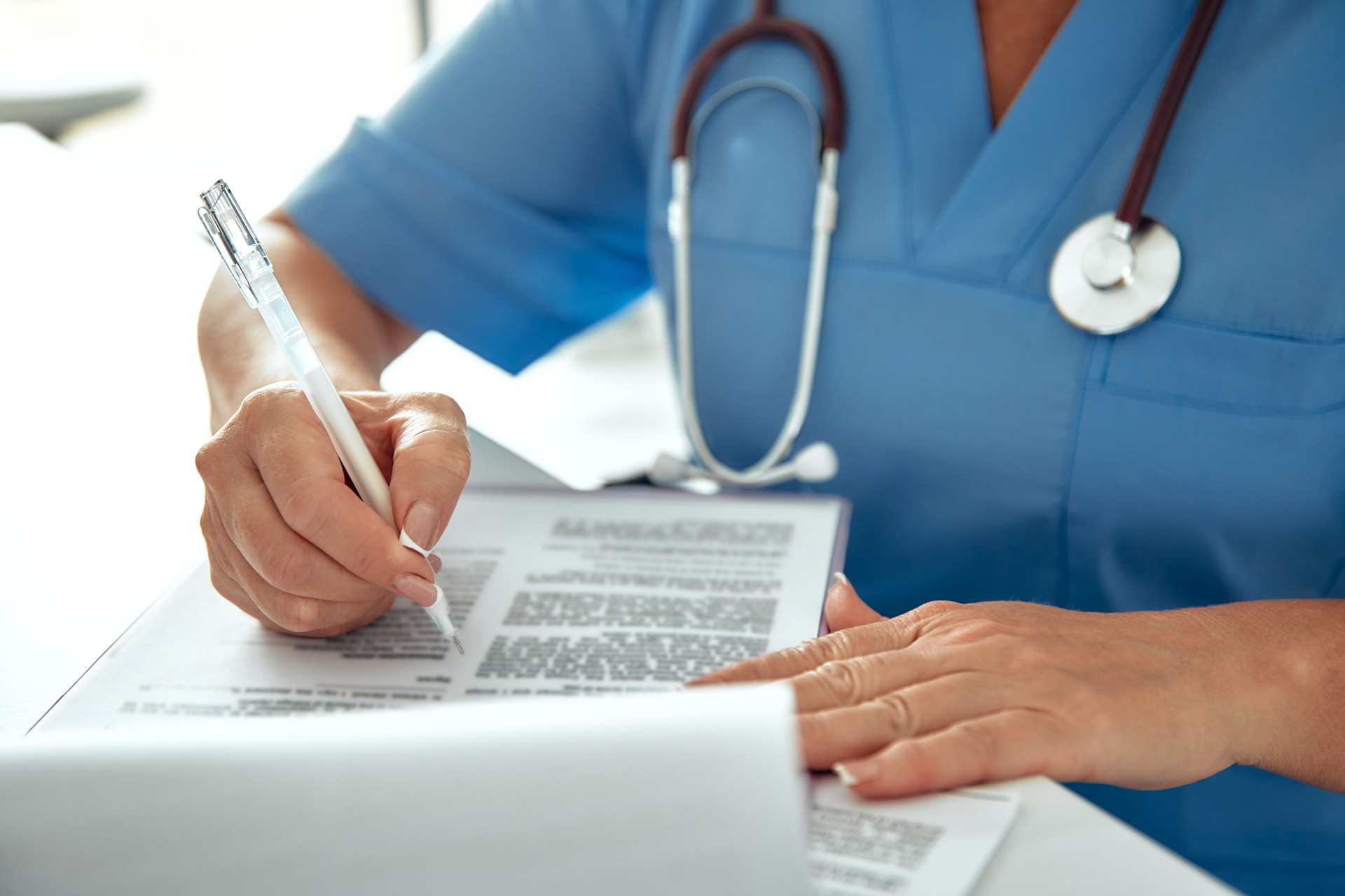 Profissionais de saúde responsáveis por documentar informações essenciais do paciente com precisão