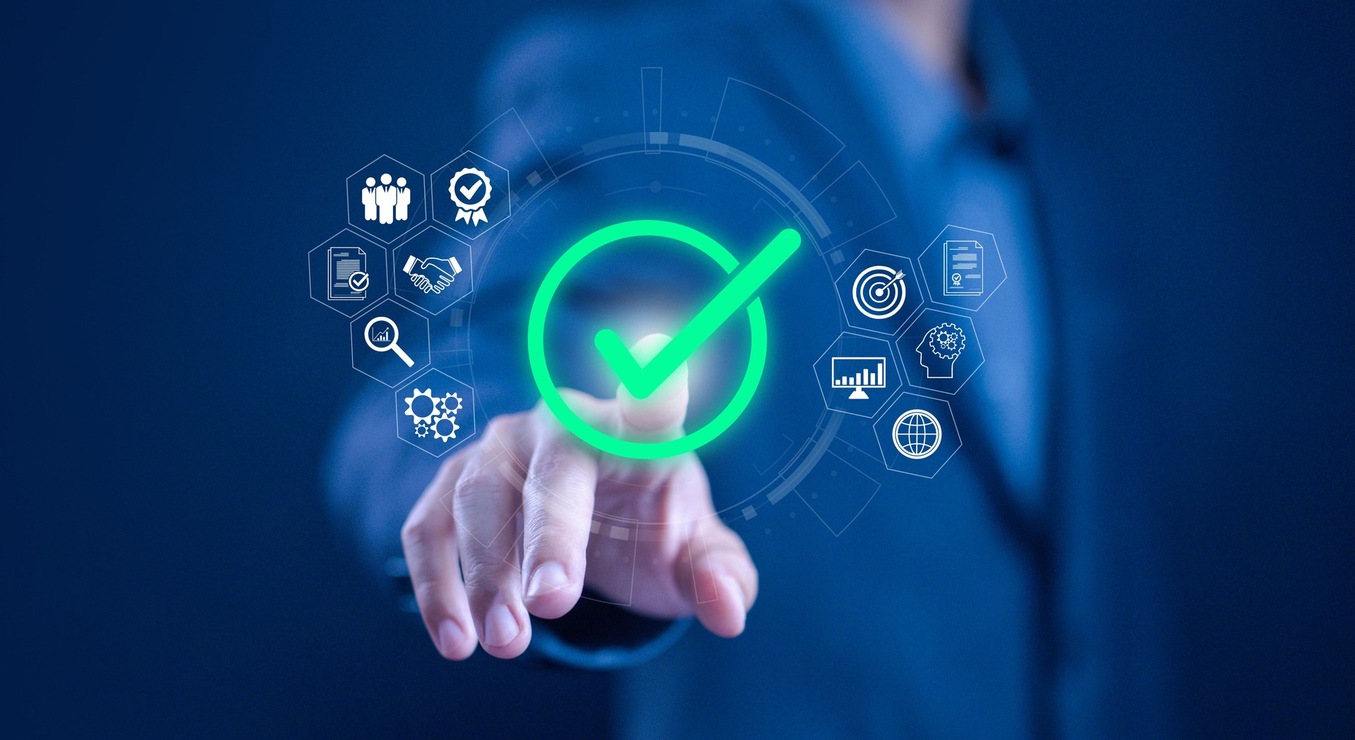 Mão humana mostrando cheque verde, produto de qualidade Mão humana mostrando cheque verde, produto de qualidade